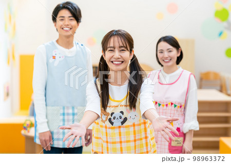 保育園で働く保育士さん 98963372