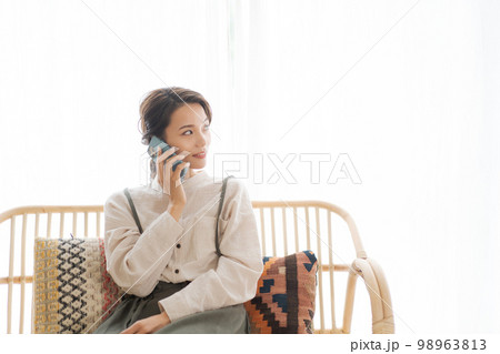 電話をする女性 98963813