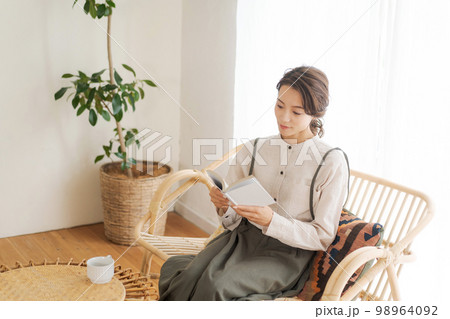 部屋でくつろぐ女性 98964092