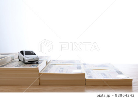 自動車の販売台数の推移　業界相場　所有率　車離れ　百万円の札束の階段　一千万円　2022年の一万円札 98964242