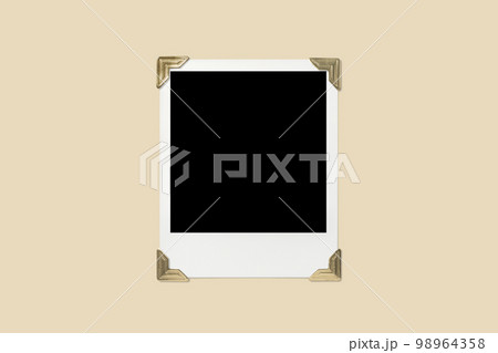 フォトコーナーで留められたインスタントフィルムの画像合成用フレーム 98964358