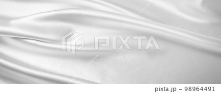 ドレープのあるシルクの白い布の背景テクスチャー 98964491