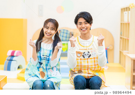 保育園で働く保育士さん 98964494