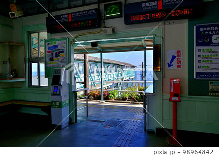 JR東日本の木造駅舎 根府川駅の風景 JR東日本の木造駅舎 根府川駅の風景 98964842