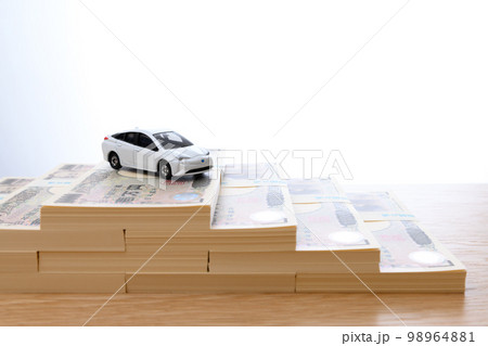 自動車の販売台数の推移　業界相場　所有率　車離れ　百万円の札束の階段　一千万円　2022年の一万円札 98964881