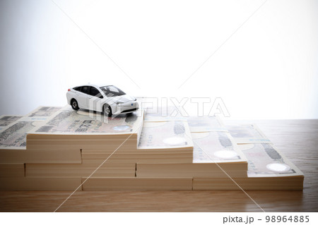 自動車の販売台数の推移 業界相場 所有率 車離れ 百万円の札束の階段 一千万円 2022年の一万円札 自動車の販売台数の推移 業界相場 所有率 車離れ 百万円の札束の階段 一千万円 2022年の一万円札 98964885