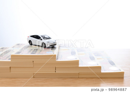自動車の販売台数の推移　業界相場　所有率　車離れ　百万円の札束の階段　一千万円　2022年の一万円札 98964887