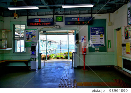 JR東日本の木造駅舎　根府川駅の風景 98964890