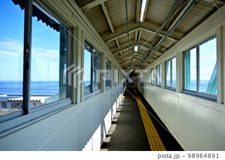 JR東日本の木造駅舎　根府川駅の風景 98964891