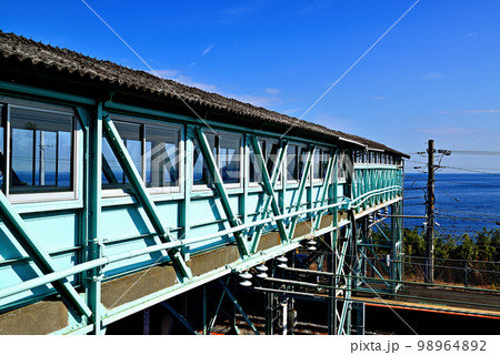 JR東日本の木造駅舎 根府川駅の風景 JR東日本の木造駅舎 根府川駅の風景 98964892