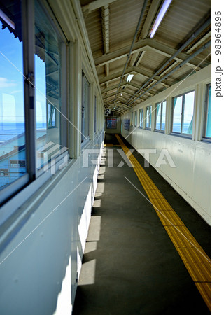 JR東日本の木造駅舎　根府川駅の風景 98964896