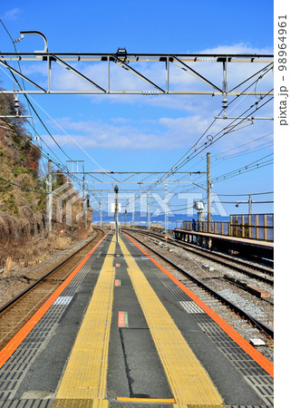 JR東日本の木造駅舎　根府川駅の風景 98964961