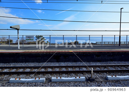 JR東日本の木造駅舎 根府川駅の風景 JR東日本の木造駅舎 根府川駅の風景 98964963