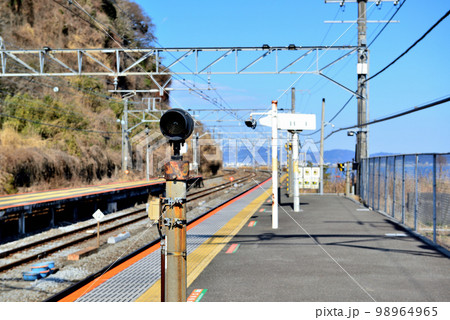 JR東日本の木造駅舎　根府川駅の風景 98964965