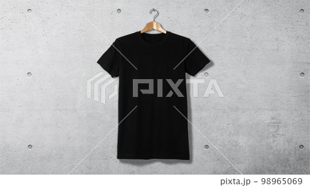 コンクリートの壁にハンガーで吊るした無地の黒いTシャツ コンクリートの壁にハンガーで吊るした無地の黒いTシャツ 98965069