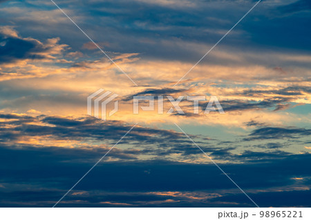 青空を覆う流れる雲と夕暮れの西の空　a-2 暖色寒色強調 98965221