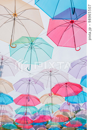 カラフルなパラソルの風景 カラフルなパラソルの風景 98965507