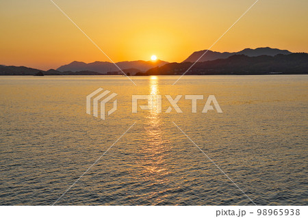 【因島からの夕日】 撮影場所:広島県尾道市因島重井町甲 【因島からの夕日】 撮影場所:広島県尾道市因島重井町甲 98965938