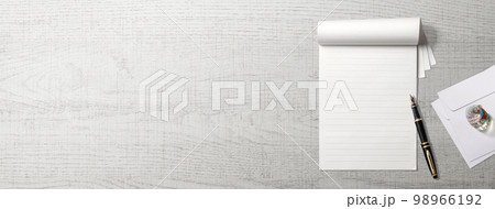 便箋、もしくはノートと万年筆。手紙、執筆のイメージ 便箋、もしくはノートと万年筆。手紙、執筆のイメージ 98966192
