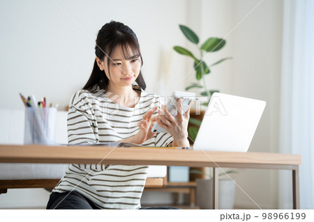 インフレで悩む女性 98966199