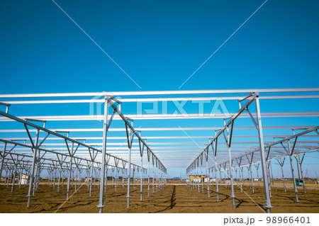 農地転用した太陽光発電の基礎工事 整列する支柱と梁 a-3 ライトトーン 農地転用した太陽光発電の基礎工事 整列する支柱と梁 a-3 ライトトーン 98966401