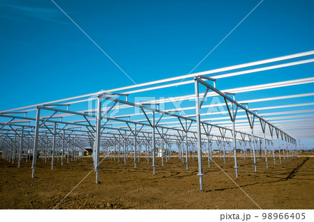 農地転用した太陽光発電の基礎工事 整列する支柱と梁 b-3 ライトトーン 農地転用した太陽光発電の基礎工事 整列する支柱と梁 b-3 ライトトーン 98966405
