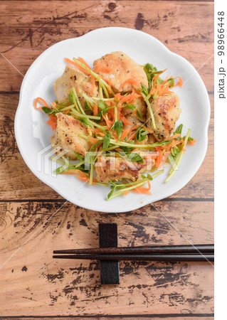 鶏肉と豆苗の炒め物 98966448