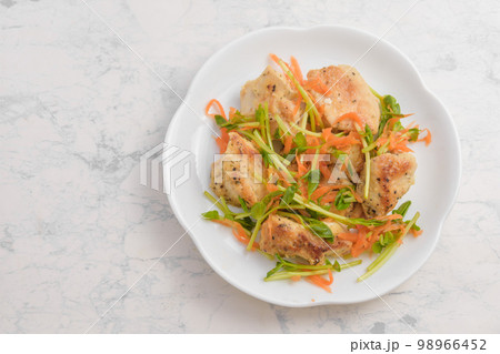 鶏肉と豆苗の炒め物 鶏肉と豆苗の炒め物 98966452