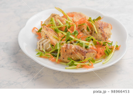 鶏肉と豆苗の炒め物 鶏肉と豆苗の炒め物 98966453