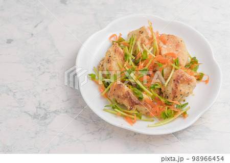 鶏肉と豆苗の炒め物 98966454