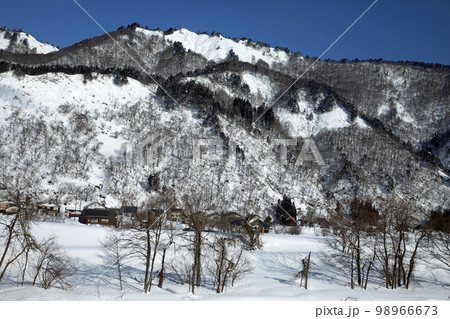 豪雪地の里山は晴れると青空に映えて美しいー亀岡橋から　福島県只見町 98966673