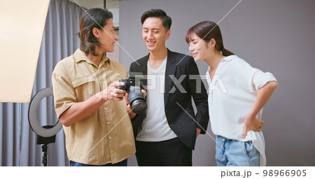 Photographer explaining detail 98966905