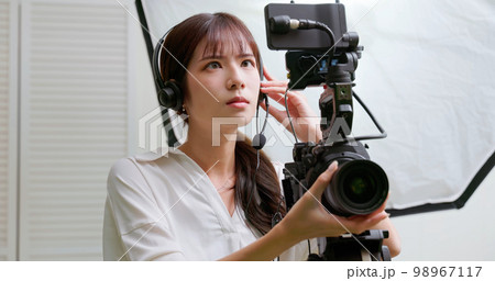 Videographer giving command 98967117