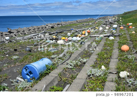 漂着するプラスチックゴミ 漁業用ブイ及びポリタンク 写真素材【撮影地:北海道北部日本海側】 漂着するプラスチックゴミ 漁業用ブイ及びポリタンク 写真素材【撮影地:北海道北部日本海側】 98967201