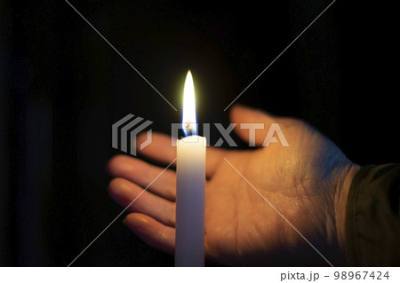 ロウソクの明かり 98967424