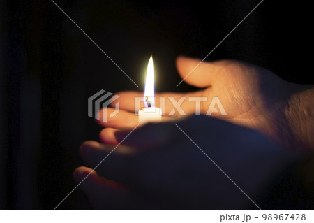ロウソクの明かり 98967428