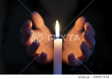 ロウソクの明かり 98967438