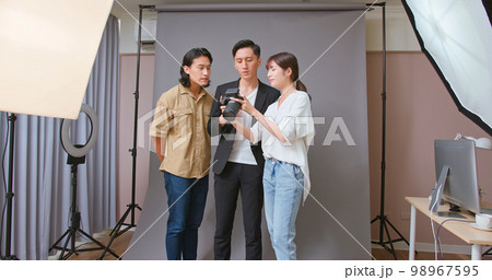Photographer explaining detail Photographer explaining detail 98967595