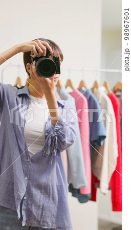 Photographer shooting with model 98967601