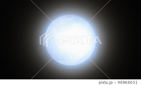 2月6日の深夜に満月を迎えたマイクロムーン。月の出から淡い雲に守られて穏やかな2月の満 98968031
