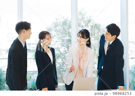 明るいオフィスでの会議シーン 98968253
