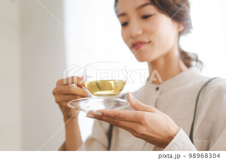 温かい飲み物を飲む女性 98968304