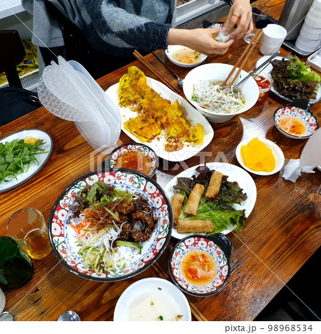 ベトナムの ビーフン 食事 98968534