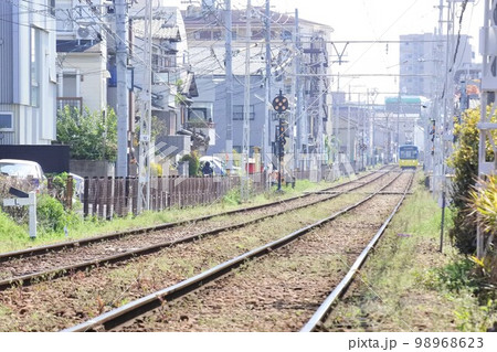 街を走る路面電車 街を走る路面電車 98968623