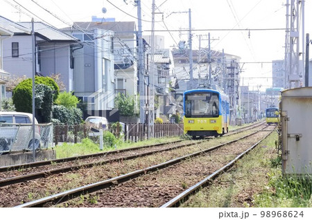 行き違う路面電車 98968624