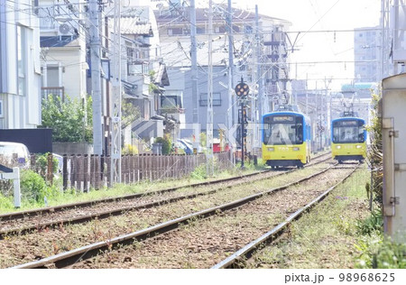 行き違う路面電車 行き違う路面電車 98968625