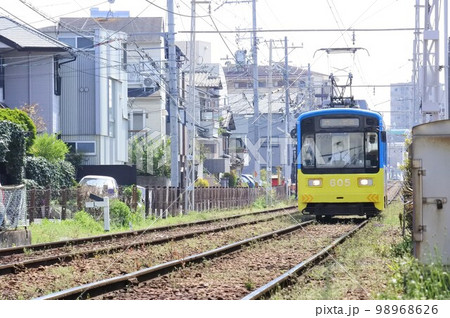街を走る路面電車 98968626