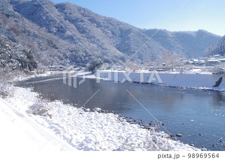雪化粧をした安佐北区太田川の景色 98969564