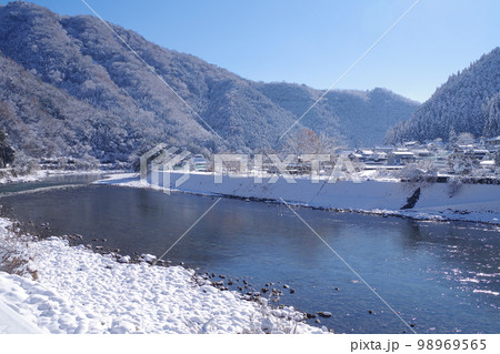 雪化粧をした安佐北区太田川の景色 98969565
