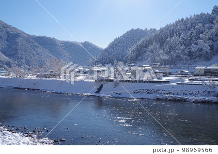 雪化粧をした安佐北区太田川の景色 98969566